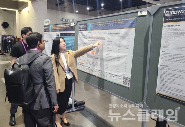 해외 의료진(왼쪽)이 펙수클루(펙수프라잔)의 NSAIDs 유도 소화성궤양 예방 임상연구 결과를 보고 있다. 대웅제약 제공