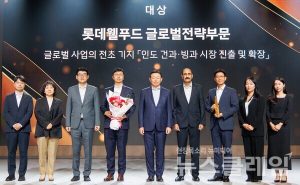 롯데가 12일 서울 송파구 롯데호텔 월드에서 ‘2025 롯데 어워즈’를 개최하고, 인도 시장 개척에 성과를 낸 롯데웰푸드를 대상으로 선정했다. 롯데어워즈 대상을 시상한 신동빈 롯데 회장(사진 왼쪽에서 다섯 번째)과 수상자인 이창엽 롯데월푸드 대표(사진 왼쪽에서 네 번째). 롯데지주 제공