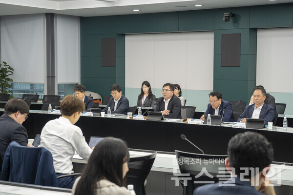 농협금융은 지난 9일 서울 중구 소재 본사에서 2025년 제1차 '농협금융 ESG추진협의회'를 개최했다. 조정래 부사장 주재로 ESG추진협의회를 주재하고 있다. NH농협금융지주 제공