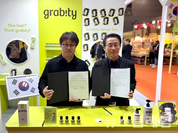 롯데홈쇼핑은 지난 11일 프랑스 파리 포르트 드 베르사유 전시장에서 (주)폴리페놀팩토리와 기능성 탈모샴푸 '그래비티'의 해외수출 독점 계약을 체결했다. (왼쪽부터)이해신 (주)폴리페놀팩토리 대표, 김재겸 롯데홈쇼핑 대표. 롯데홈쇼핑 제공