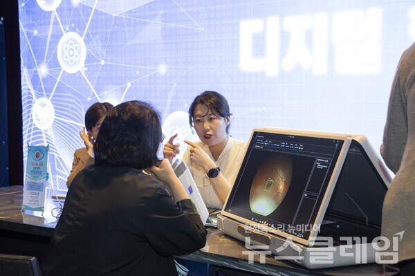 행사에 참석한 의료진이 ‘위스키’와 ‘옵티나 제네시스’를 체험한 후, 제품에 대한 설명을 듣고 있다. 대웅제약 제공