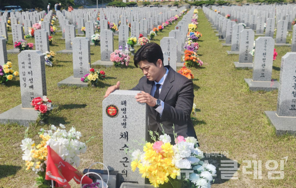 국민의힘 비상대책위원장에 내정된 김용태 의원이 지난 12일 대전 유성구 국립대전현충원을 찾아 채 상병 묘역을 참배하고 있다. 사진=국민의힘