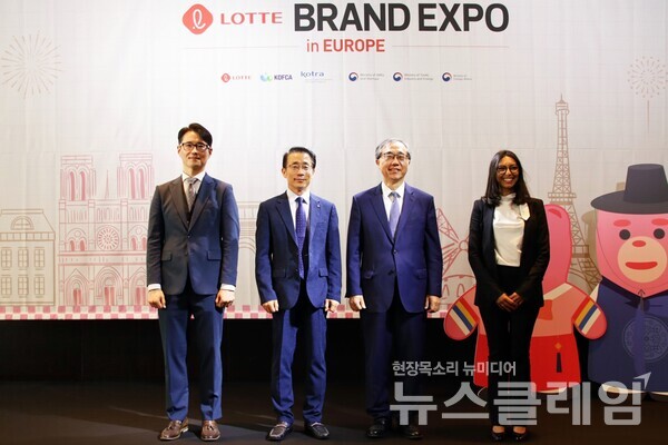 (왼쪽부터)김종현 KOTRA 소비재바이오실장, 김재겸 롯데홈쇼핑 대표, 문승현 주프랑스대사, Charafa CHEBANI 프랑스상공회의소 부대표. 롯데홈쇼핑 제공