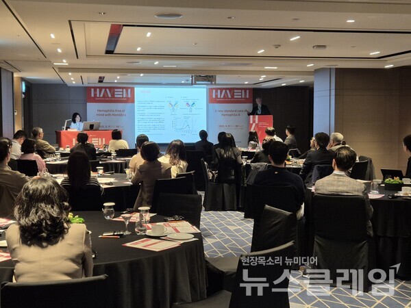 JW중외제약은 지난 9일부터 이틀간 서울 송파구 소재 소피텔 앰배서더 서울에서 A형 혈우병 치료제 ‘헴리브라(성분명 에미시주맙)’ 임상 결과를 공유하는 ‘HAVEN 심포지엄’을 개최했다고 14일 밝혔다. JW중외제약 제공