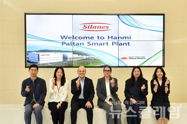 지난 7일 한미약품 팔탄 스마트플랜트를 방문한 한미약품 파트너사 실라네스(Laboratorios Silanes) BD팀이 견학을 마친 후 한미약품 관계자들과 함께 기념촬영을 하고 있다. 한미약품 제공