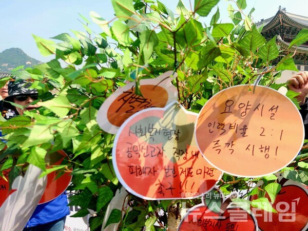 14일 오전 서울 광화문 월대 앞에서 열린 ‘2025년 21대 대선요구 발표 기자회견’. 사진=공공운수노조