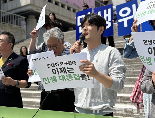 14일 오전 서울 광화문 세종문화회관 계단에서 개최된 '중소상인·자영업자 민생위기 성토대회'. 사진=참여연대