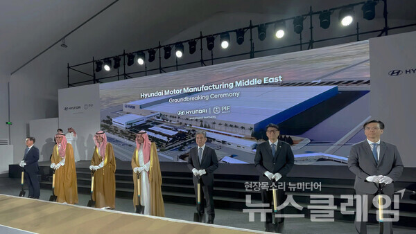 (왼쪽부터) 박원균 HMMME 법인장 상무, 아흐메드 알리 알수베이(Ahmed Ali Al-Subaey) HMMME 이사회 의장, 야지드 알후미에드(Yazeed A. Al-Humied) 사우디아라비아 국부펀드 부총재, 반다르 이브라힘 알코라예프(Bandar Ibrahim Al-Khorayef) 산업광물자원부 장관, 장재훈 현대차그룹 부회장, 문병준 주사우디아라비아 대한민국 대사 대리, 이한우 현대건설 대표