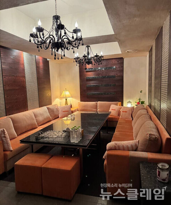 더불어민주당이 지난 14일 지귀연 부장판사가 접대를 받은 곳이라며 공개한 룸살롱 내부 모습. 사진=김기표 의원실