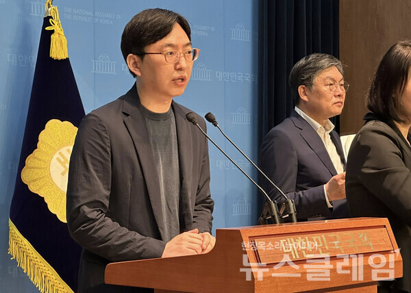 15일 오전 국회 소통관에서 열린 '의료급여 정률제 개악 중단 촉구 국회 기자회견'. 사진=빈곤사회연대