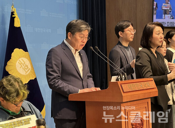 15일 오전 국회 소통관에서 열린 '의료급여 정률제 개악 중단 촉구 국회 기자회견'. 사진=빈곤사회연대