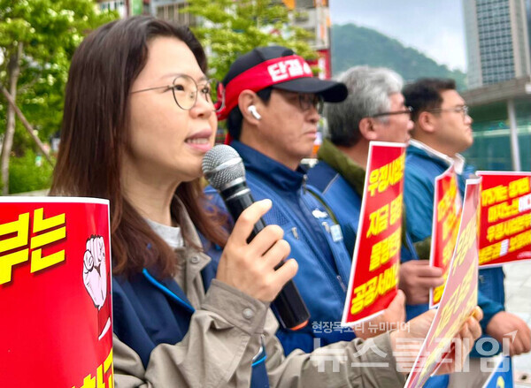 15일 오전 서울중앙우체국 앞에서 열린 '우정사업본부 규탄, 최저물량 보장 촉구 기자회견'. 사진=전국택배노동조합