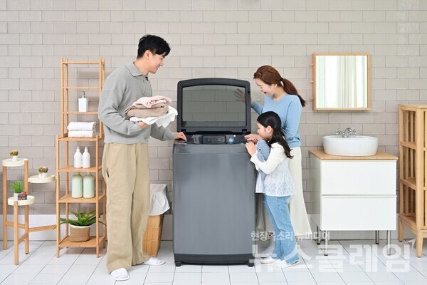 삼성전자가 전자동 세탁기에 AI 기능을 탑재한 2025년형 'AI 통버블 세탁기' 신제품을 출시했다. 삼성전자 제공