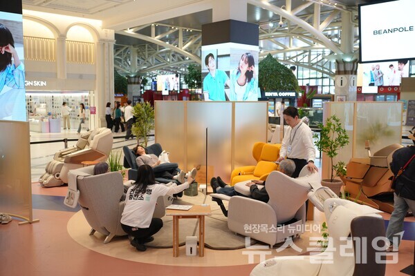 바디프랜드 ‘건강수명 충전소’ 팝업 행사에서 고객들이 마사지소파 파밀레를 체험하고 있다. 바디프랜드 제공