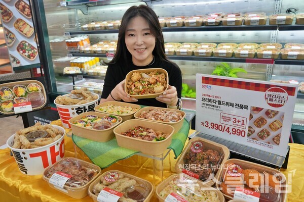 제타플렉스 잠실점 델리 코너에서 요리하다 월드뷔페 상품을 홍보하는 송윤선 MD의 모습. 롯데쇼핑 제공