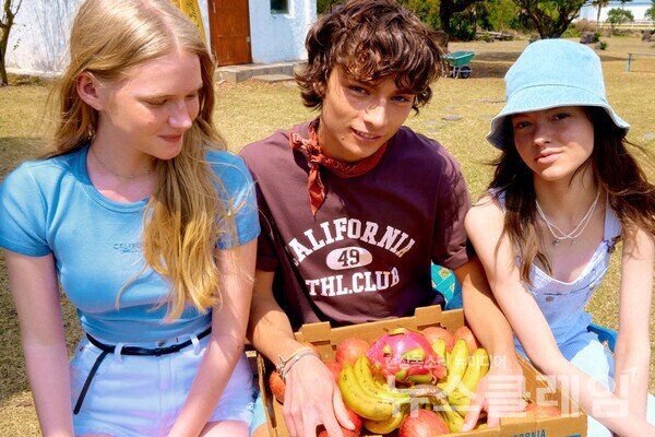 후아유 골든 아워 클럽 컬렉션 화보. 이랜드 제공