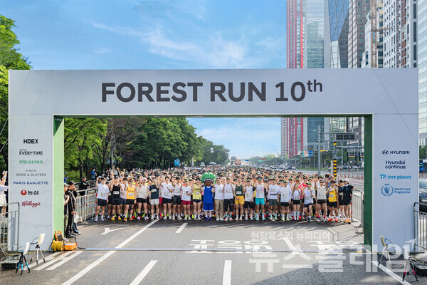 현대차 국내사업본부 정유석 부사장, ‘포레스트런’의 새로운 마스코트 ‘그루’, 배우 박정민을 비롯한 포레스트런 2025 참가자들이 기념 촬영을 하고 있다. 현대자동차 제공