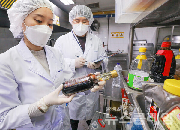 현대그린푸드 식품위생연구소 연구원들이 단체급식 사업장에서 식자재를 점검하는 모습. 현대그린푸드 제공