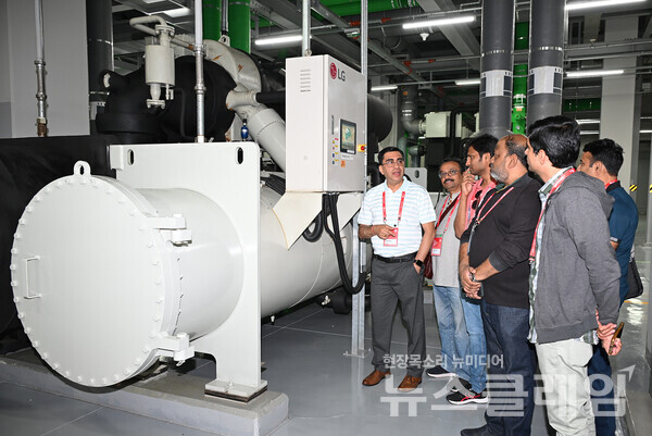 컨설턴트들이 서울 마곡에 위치한 LG사이언스파크를 방문해 초대형 냉방기인 '칠러(Chiller)'를 살펴보고 있다. LG전자 제공