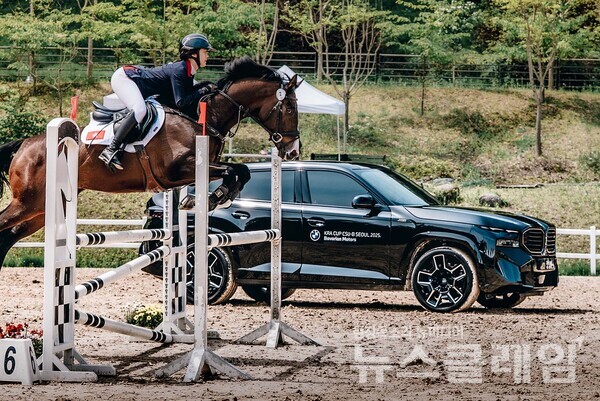 BMW그룹 코리아(대표 한상윤) 공식딜러사 바바리안 모터스는 지난 15일부터 18일까지 과천 렛츠런파크 승마장에서 열린 ‘2025 KRA컵 아시아 주니어 승마대회’에 공식 후원사로 참여했다고 20일 밝혔다. BMW그룹 코리아 제공