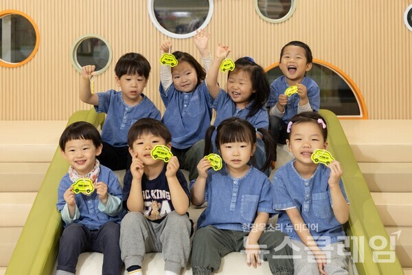 볼보자동차코리아(대표 이윤모)는 어린이들의 보행 안전을 위해 한국보육진흥원과 협력해 서울 강동구육아종합지원센터 및 서울 서초구육아종합지원센터에 ‘어린이 안전 키링’ 1만5800개를 기증했다고 20일 밝혔다. 볼보자동차코리아 제공