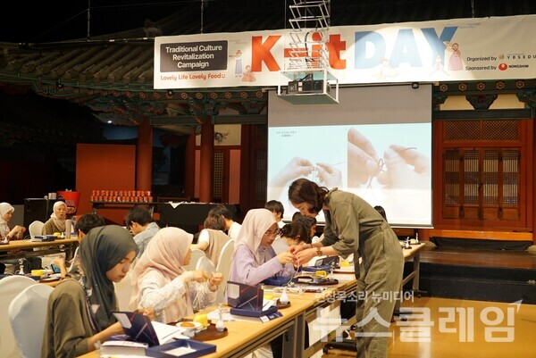 농심 케잇데이 말레이시아 국비유학생 매듭장 체험 현장. 농심 제공