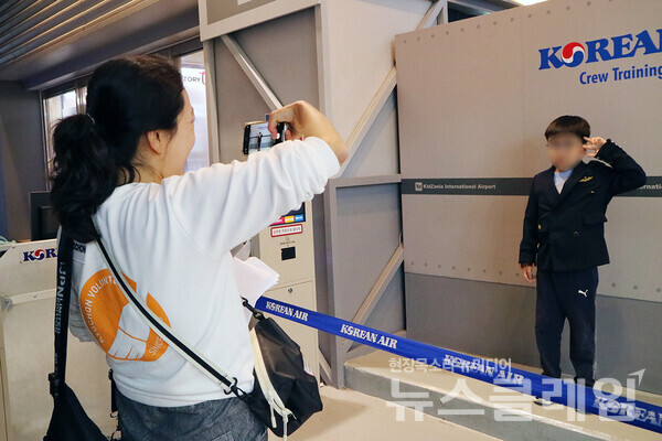 지난 16일 교촌에프앤비 ‘바르고 봉사단’이 어린이 직업체험 테마파크 ‘키자니아 서울’에서 서울 금호초등학교 특수학급 학생들과 직업 체험 활동을 진행하고 있다. 교촌 제공