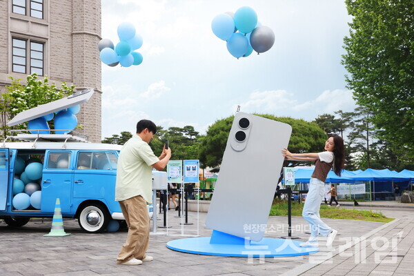 서울 성북구 고려대학교 서울캠퍼스에 오픈한 '갤럭시 캠퍼스 스튜디오'에서 방문객들이 기념 사진을 촬영하고 있다. 삼성전자 제공