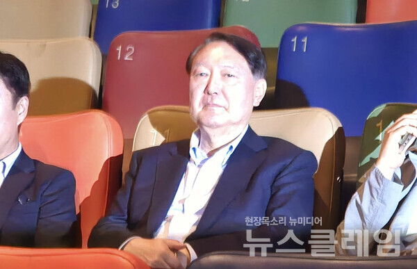 내란 우두머리 혐의로 재판 받고 있는 윤석열 전 대통령이 21일 오전 서울 중구 메가박스 동대문에서 부정선거론을 주장하는 다큐멘터리 영화 시사회에 참석했다. 사진=몽구 페이스북