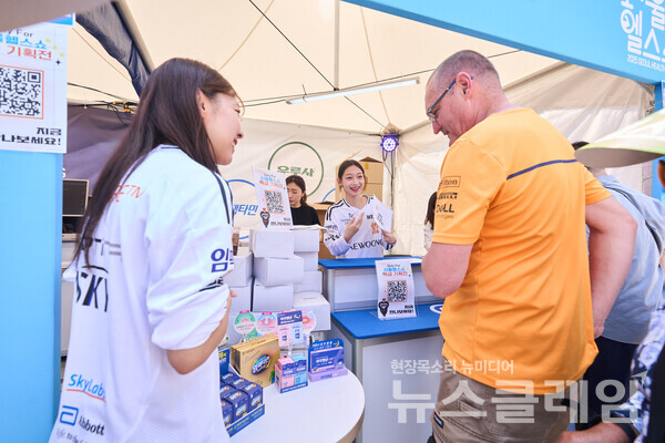 대웅제약 부스를 방문한 외국인 방문객이 대표 일반의약품 5종에 대한 설명을 듣고 있다. 대웅제약 제공