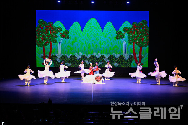 21일 대구수성아트피아 대극장에서 열린 ‘제5회 크라운해태 한음회’ 대구공연에서 대구지역 청소년 무용단 ‘리틀예인무용단’이 소고춤을 공연하고 있다. 크라운해태제과 제공