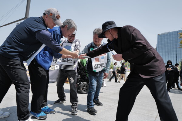 기자회견에서 퍼포먼스를 하고 있는 당사자들. 사진=빈민운동가 최인기
