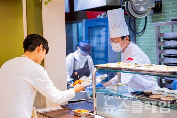 지난 20일 진행된 ‘셰프의 만찬’ 이벤트에서 아워홈 마스터 셰프가 특식을 배식하고 있다. 아워홈 제공