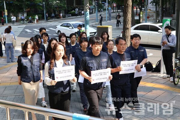 22일 오후 서울경찰청 앞에서 열린 '국민의 힘 대선 캠프 교사 개인정보 대규모 유출 관련 긴급 기자회견'. 사진=교사노조연맹