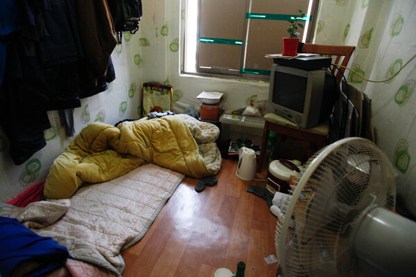 비좁은 방에 생활 도구가 깔려있다. 사진=최인기 빈민운동가