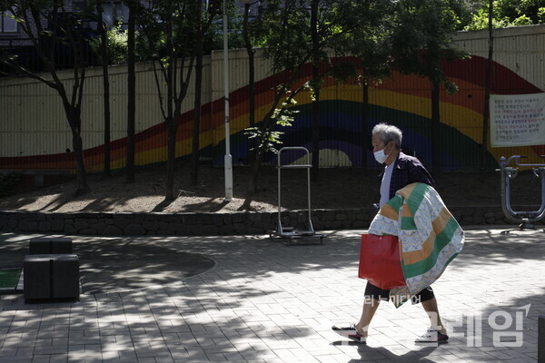 동자동 인근 공원의 주민. 사진=최인기 빈민운동가