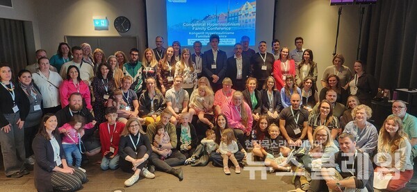 지난 9일 덴마크 코펜하겐에서 열린 ‘선천성 고인슐린증 국제 환우회(Congenital Hyperinsulinism International, CHI)’ 주최 심포지엄에 참석한 해외 소아청소년 환우와 보호자들이 기념촬영을 하고 있다. 한미약품 제공