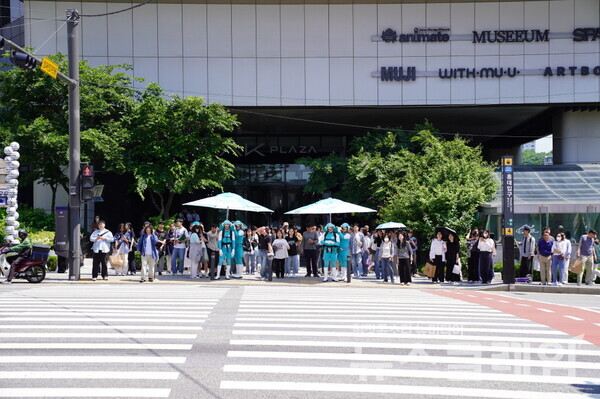 횡단보도 앞에서 인간파라솔로 분장한 후레쉬맵 요원들이 시민들에게 그늘을 제공하는 이색 퍼포먼스로 시선을 끌었다. 삼양식품 제공