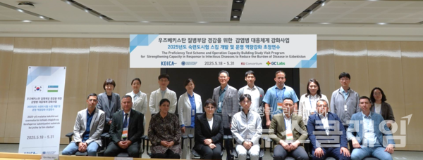 이상곤 GC녹십자의료재단 대표원장(앞줄 오른쪽에서 4번째)및 관계자들이 연수생 전원과 기념촬영을 하고 있다. GC녹십자의료재단 제공