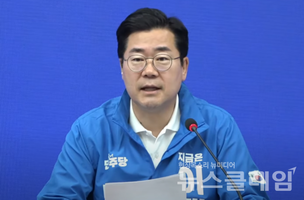 더불어민주당 박찬대 거대책위원회 상임총괄선거대책위원장이 26일 오전 민주당사에서 열린 중앙선거대책위원회의에서 발언하고 있다. 사진=더불어민주당