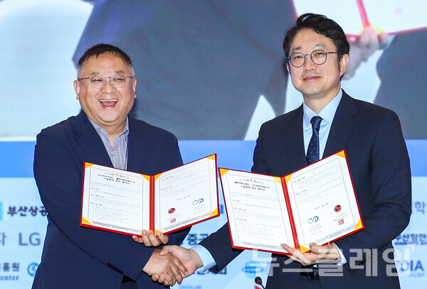 서울대학교 블루카본사업단 김종성 단장(왼쪽)과 LG전자 김영석 HS기능성소재사업실장(오른쪽)이 기념 사진을 촬영 중이다. LG전자 제공