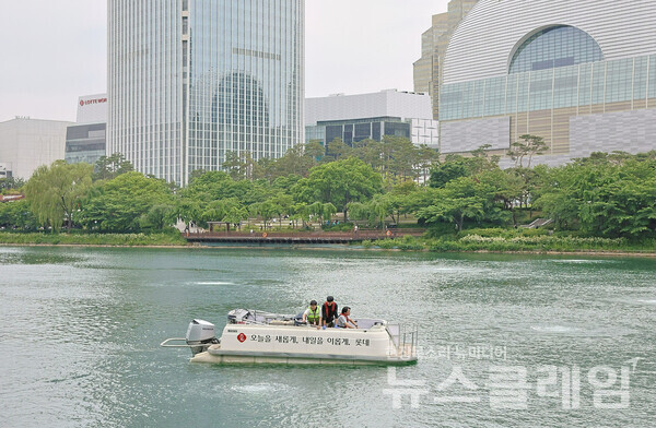 롯데가 올해로 5년째 송파구청과 함께 석촌호수 수질 개선에 나선다. 롯데물산 제공