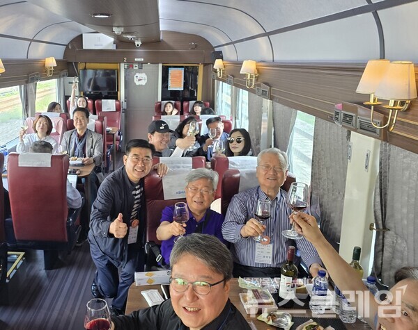 크라운해태 윤영달 회장(우측 2번째 줄)이 영동국악와인열차에서 국악계 리더들과 팸투어를 진행하고 있다. 크라운해태 제공
