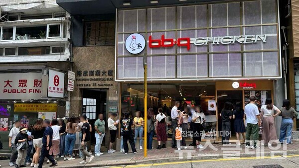 제너시스BBQ 그룹(회장 윤홍근)은 홍콩의 중심부인 센트럴 지역에 위치한 ‘BBQ 센트럴점(BBQ Central)’이 하루 매출 2000만원을 돌파하는 등 현지인들 사이에서 ‘핫플레이스’로 각광받고 있다고 27일 밝혔다. BBQ 제공