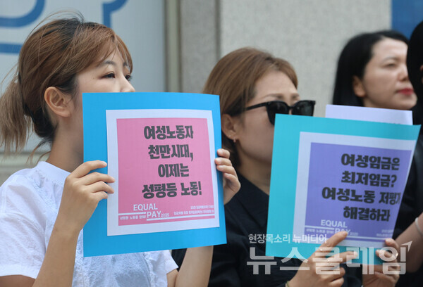 27일 오전 더불어민주당 대구시당 앞에서 진행된 '제9차 여성비정규직 임금차별타파 주간 기자회견'. 사진=민주노총 대구지역본부