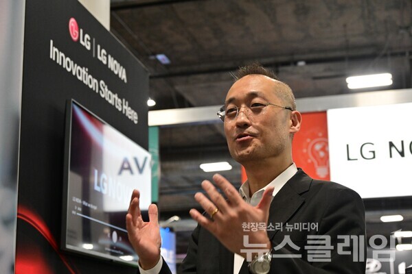 올해 초 세계 최대 가전·IT 전시회 CES 2025에서 LG NOVA 이석우 부사장이 ▲헬스테크 ▲클린테크 ▲AI 등 미래산업 영역에서 LG전자와 협업을 구체화하는 스타트업과 혁신 기술을 소개하고 있는 모습. LG전자 제공