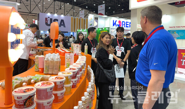 동원F&B 직원이 부스를 방문한 외국인에게 제품을 소개하고 있다. 동원F&B 제공