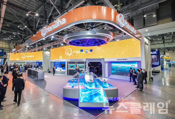 한화 방산 3사가 부산 벡스코에서 열린 MADEX 2025에 참가해 차세대 해양 통합솔루션 역량을 선보이고 있다. 한화시스템 제공