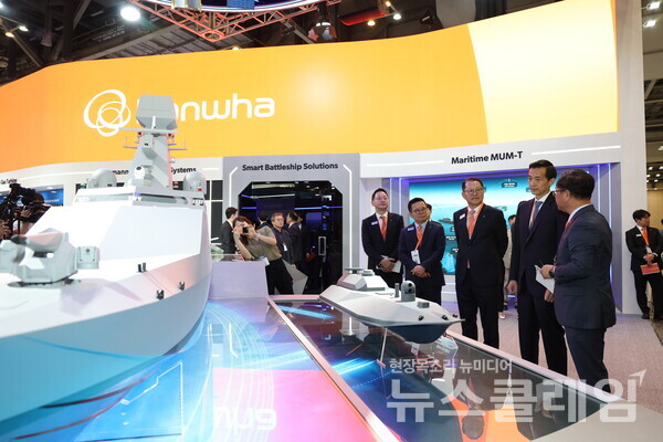 김동관 부회장이 MADEX(국제해양방위산업전) 한화오션 부스를 둘러보며 설명을 듣고 있다. 한화 제공