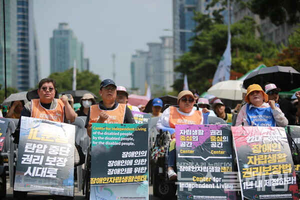집회에서 자신의 권리를 주장하는 장애인 사진=최인기 빈민운동가